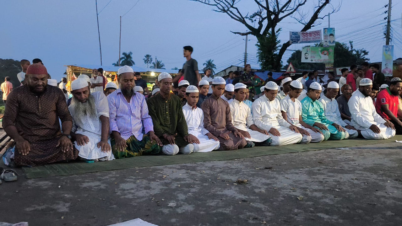 জামালপুরে সড়কে নামাজ পড়লেন আন্দোলনকারীরা
