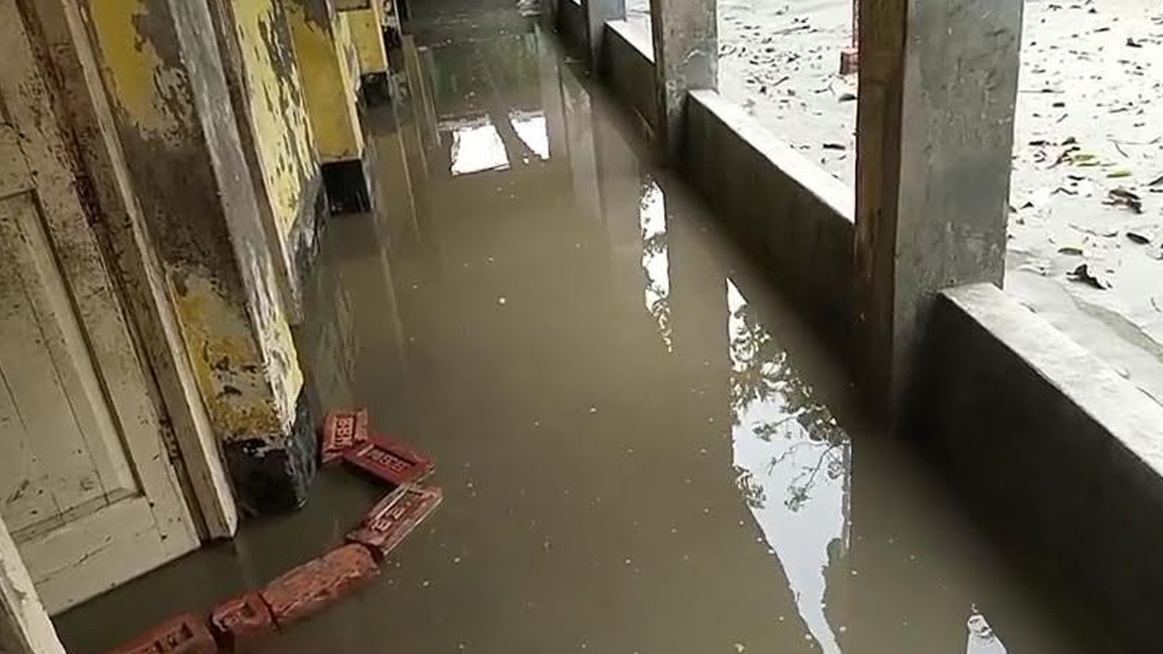 বিদ্যালয়ের বারান্দায় পানি। ছবি: এশিয়া পোস্ট