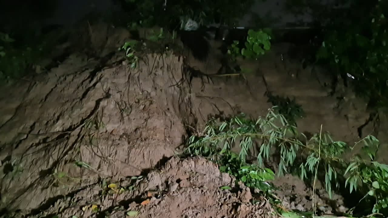 অতিথিদের জন্য রান্না করতে গিয়ে পাহাড়ধসে প্রাণ গেল গৃহবধূর