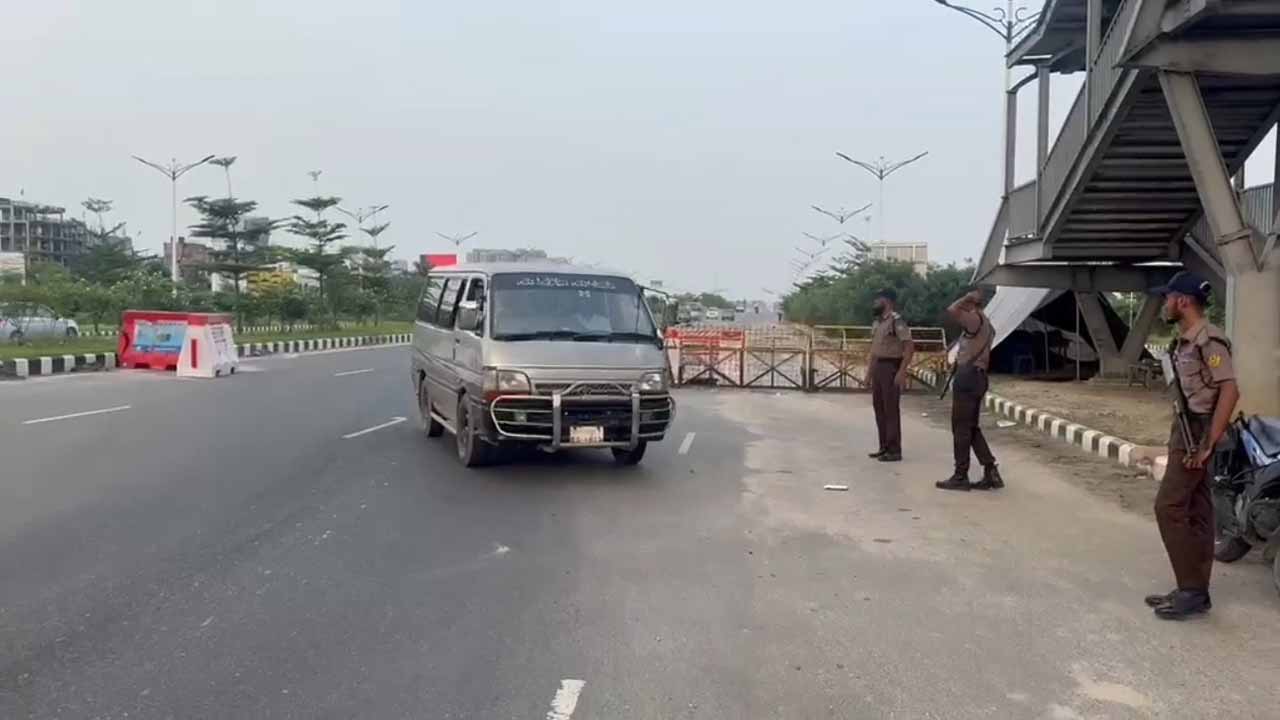 ৩০০ ফুট সড়কে পুলিশের কড়া নিরাপত্তা ও তল্লাশি