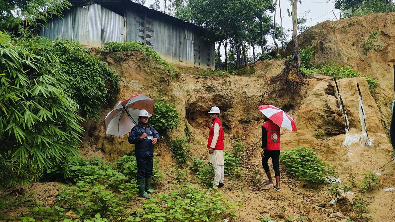চকরিয়া দিনভর মাইকিং করে পাহাড়ের পাদদেশে বসবাসকারীদের নিরাপদ আশ্রয়ে যেতে বলা হয়েছে। ছবি : এশিয়া পোস্ট