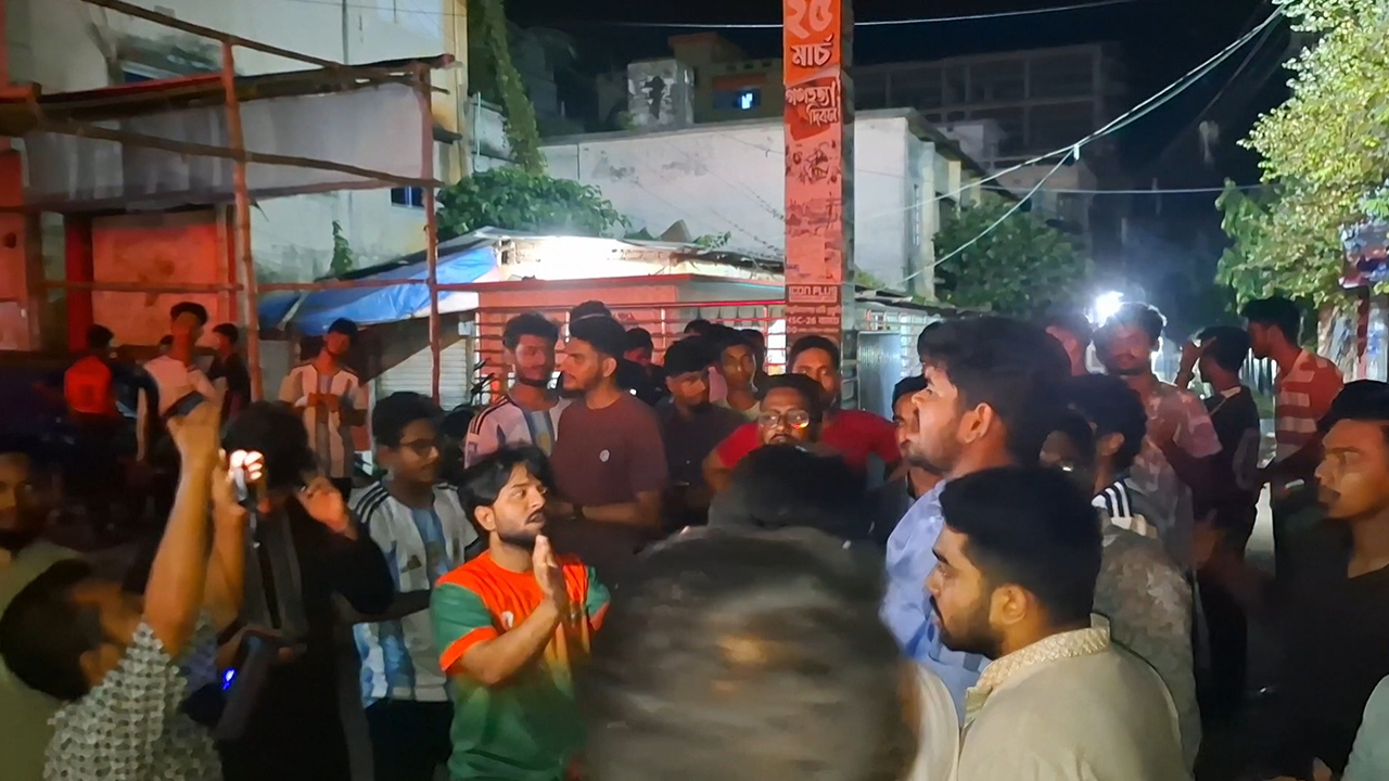 কলেজ গেটে ইসলামী আন্দোলনের সমর্থক শিক্ষার্থীদের বিক্ষোভ কর্মসূচি। ছবি : এশিয়া পোস্টৃ