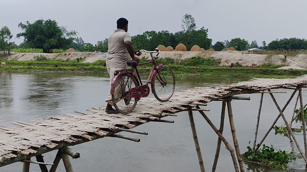 নড়বড়ে বাঁশের সাঁকোই ১০ গ্রামের মানুষের একমাত্র ভরসা