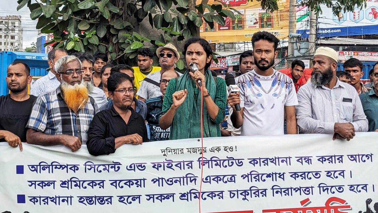 বরিশালে পাওনা পরিশোধের দাবিতে শ্রমিকদের সড়ক অবরোধ