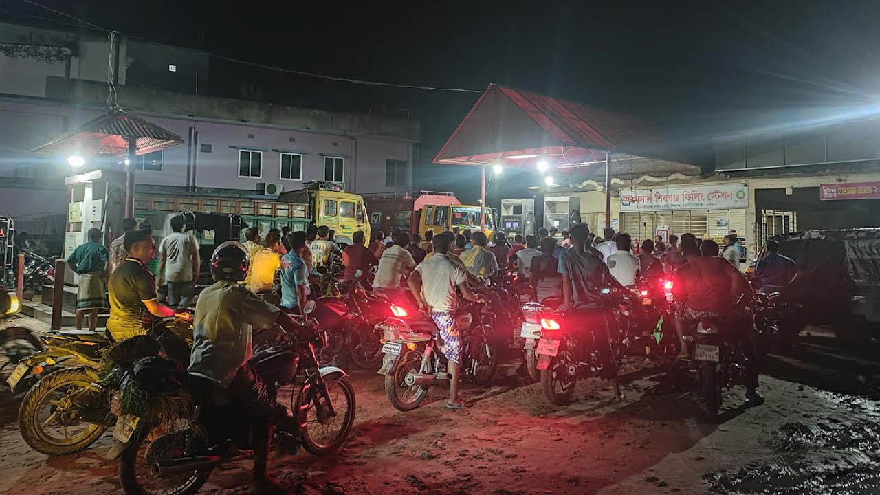 চাঁপাইনবাবগঞ্জে তেল সংকটের গুজব, পাম্পে ভিড়