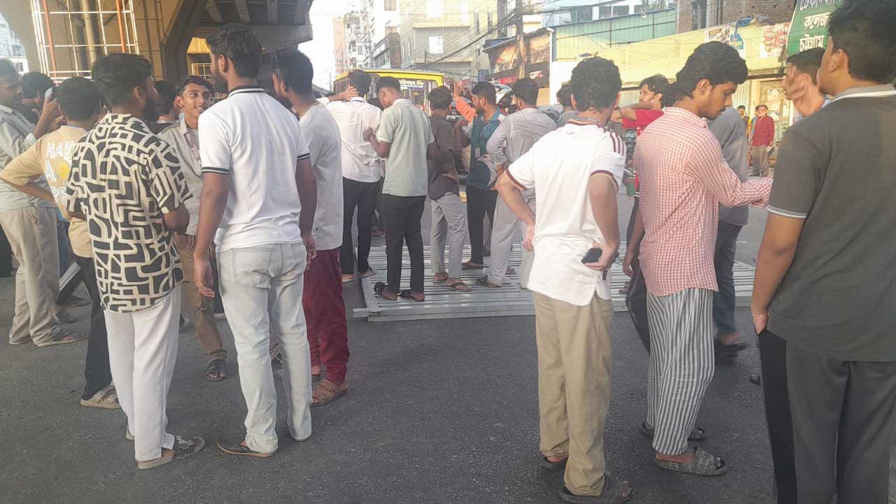 চট্টগ্রাম শিক্ষা বোর্ডের ফটক খুলে নিয়ে যায় পরীক্ষার্থীরা। ছবি: এশিয়া পোস্ট