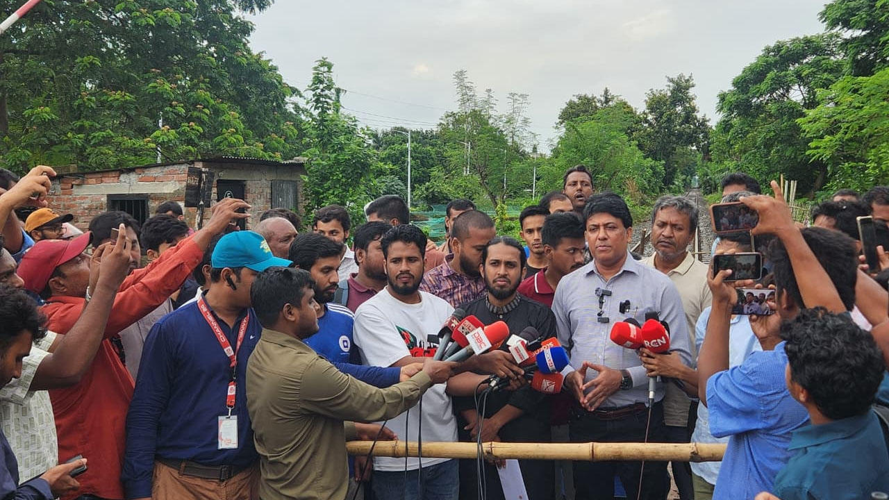 সংবাদ সম্মেলনে রাকসুর জিএস সালাউদ্দিন আম্মার। ছবি : এশিয়া পোস্ট