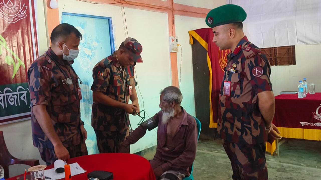 ‘প্রত্যন্ত এলাকায় ফ্রি চিকিৎসা দিয়ে বিজিবি আমাদের উপকার করেছে’