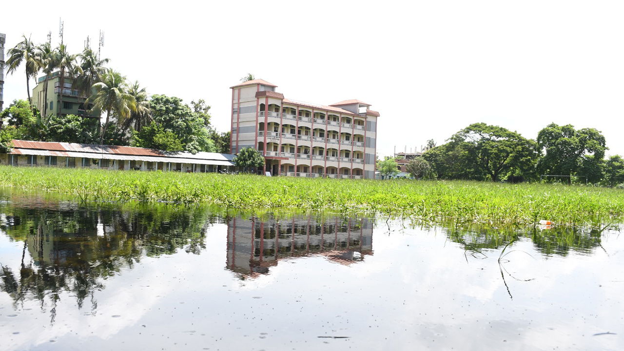 পাঁচ বছর ধরে নোংরা পানিতে ডুবছে স্কুলমাঠ, চরম স্বাস্থ্যঝুঁকিতে শিক্ষার্থীরা