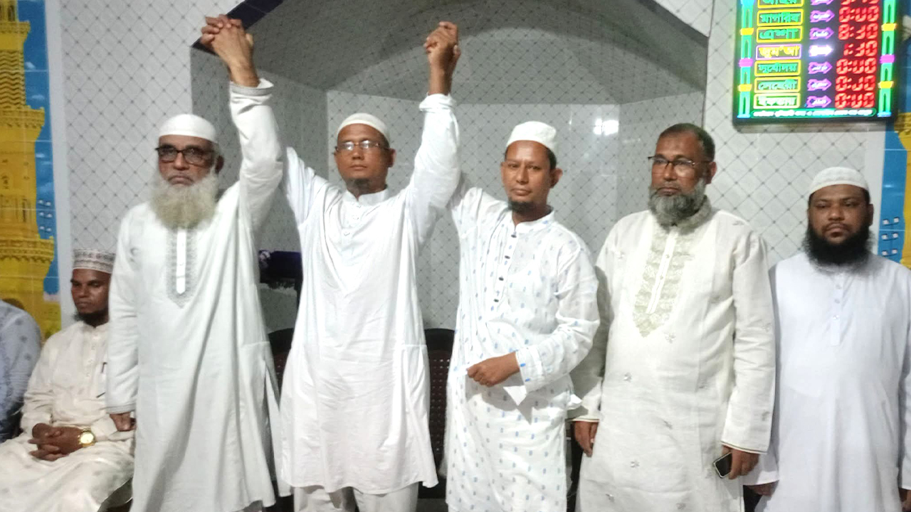 সভা থেকে মনোহর বাদশাকে ইমাদপুর ইউনিয়ন পরিষদ নির্বাচনে চেয়ারম্যান প্রার্থী হিসেবে ঘোষণা করা হয়। ছবি: সংগৃহীত