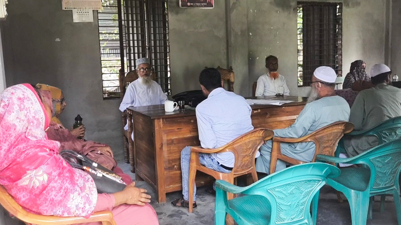 শিক্ষার্থীর উপস্থিতি ১০ জনেরও কম হলেও এমপিওভূক্ত শিক্ষক ১৪ জন। ছবি: এশিয়া পোস্ট