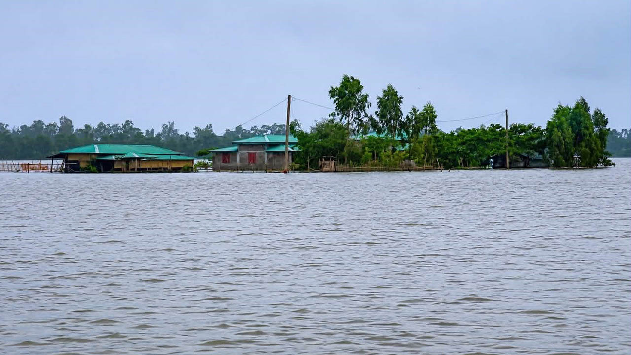 কয়েকটি বসতবাড়ির চারপাশে থই থই পানি। ছবি: এশিয়া পোস্ট