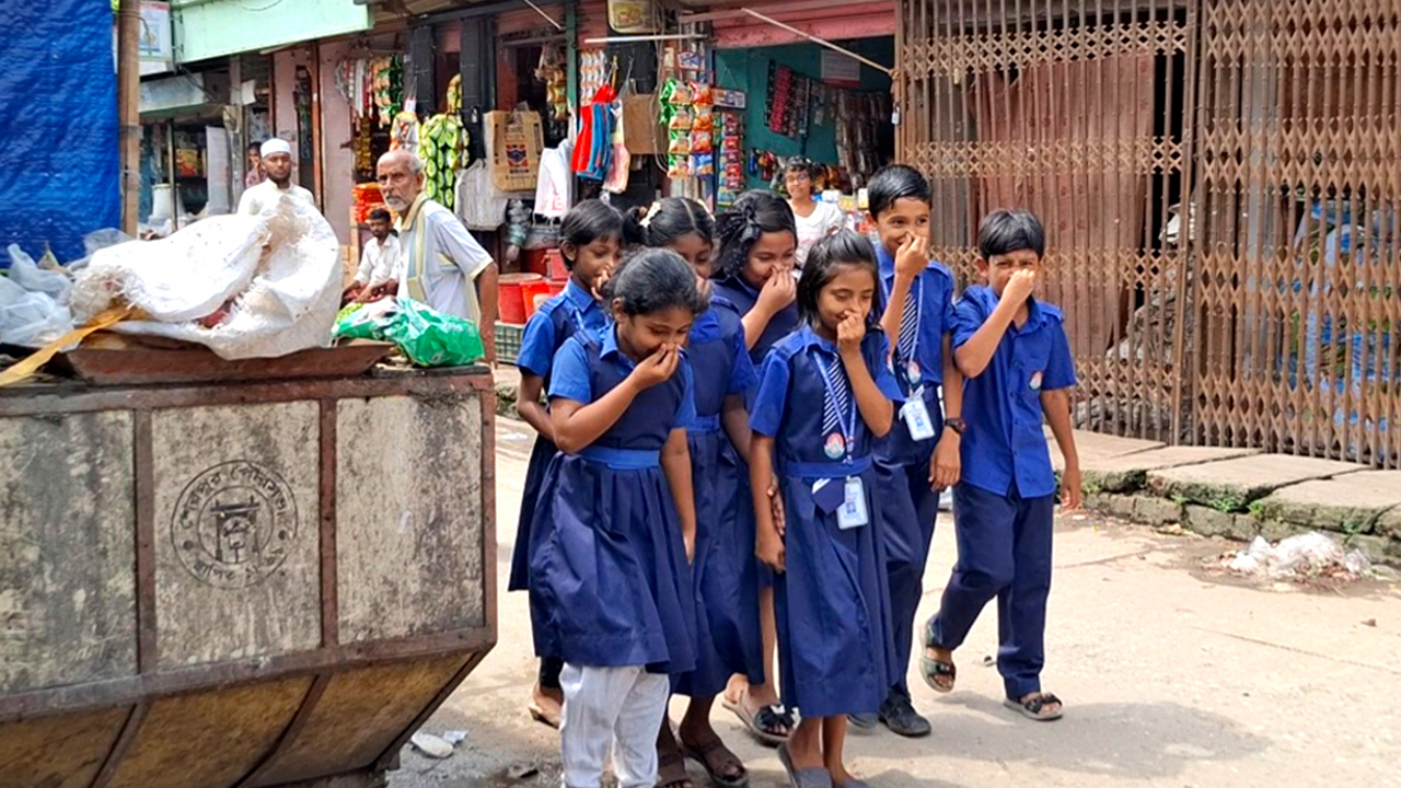 বিদ্যালয়ের প্রধান ফটকের সামনে ডাস্টবিন থাকায় নাক চেপে স্কুলে ঢুকতে শিক্ষার্থীদের। ছবি : এশিয়া পোস্ট