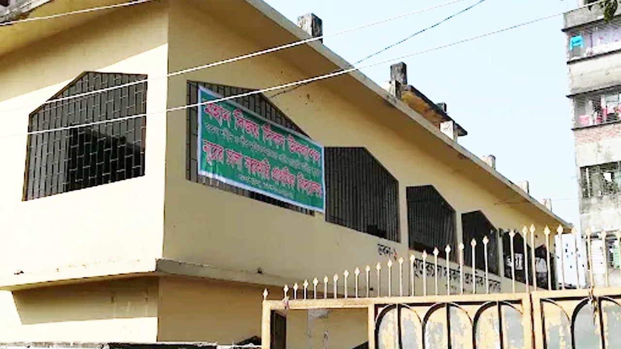 স্কুলে অনুদান দিলেন এমপি নাহিদ, ভাগ চাইলেন এনসিপি নেতা