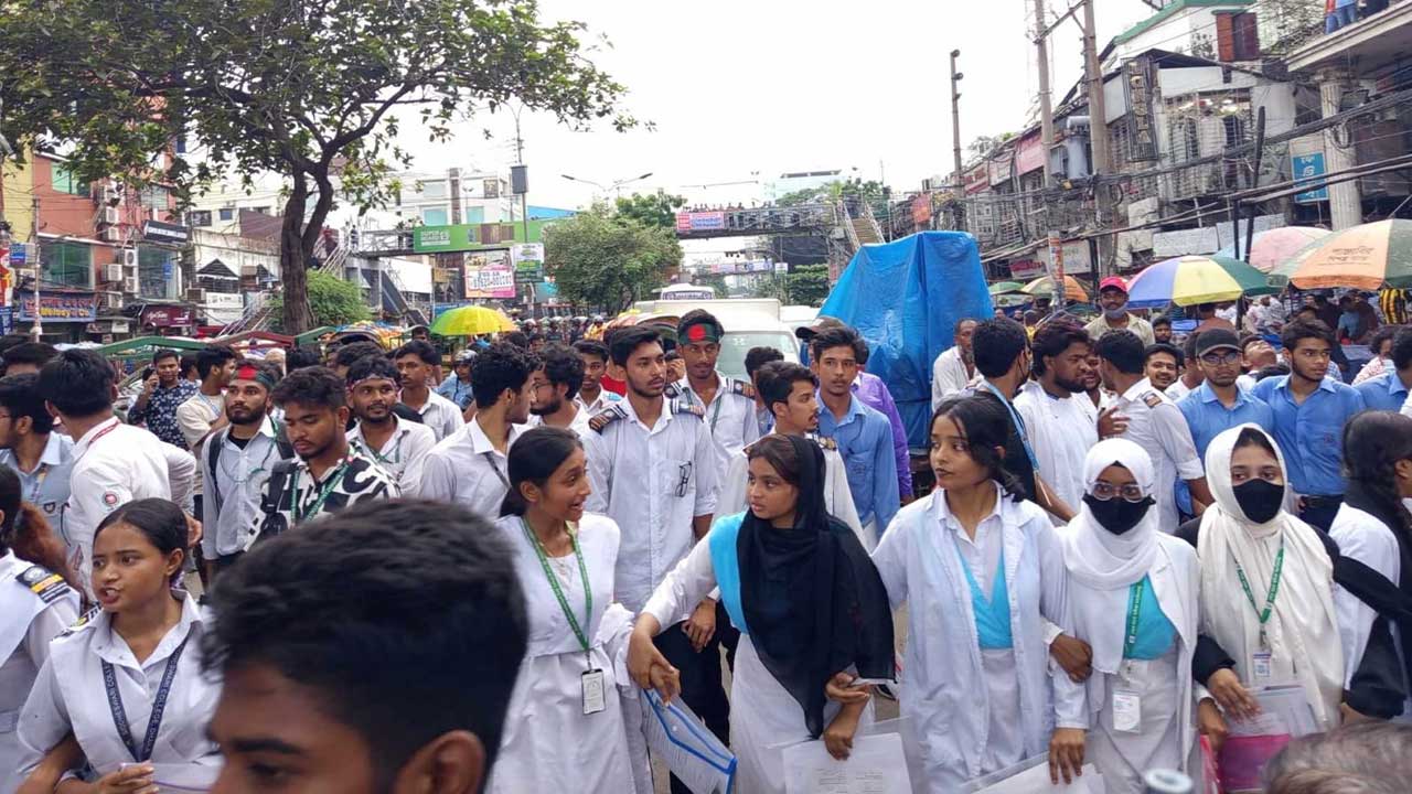 সচিবালয় অভিমুখে এইচএসসি পরীক্ষার্থীদের যাত্রা, শিক্ষামন্ত্রীর পদত্যাগসহ ৬ দাবি
