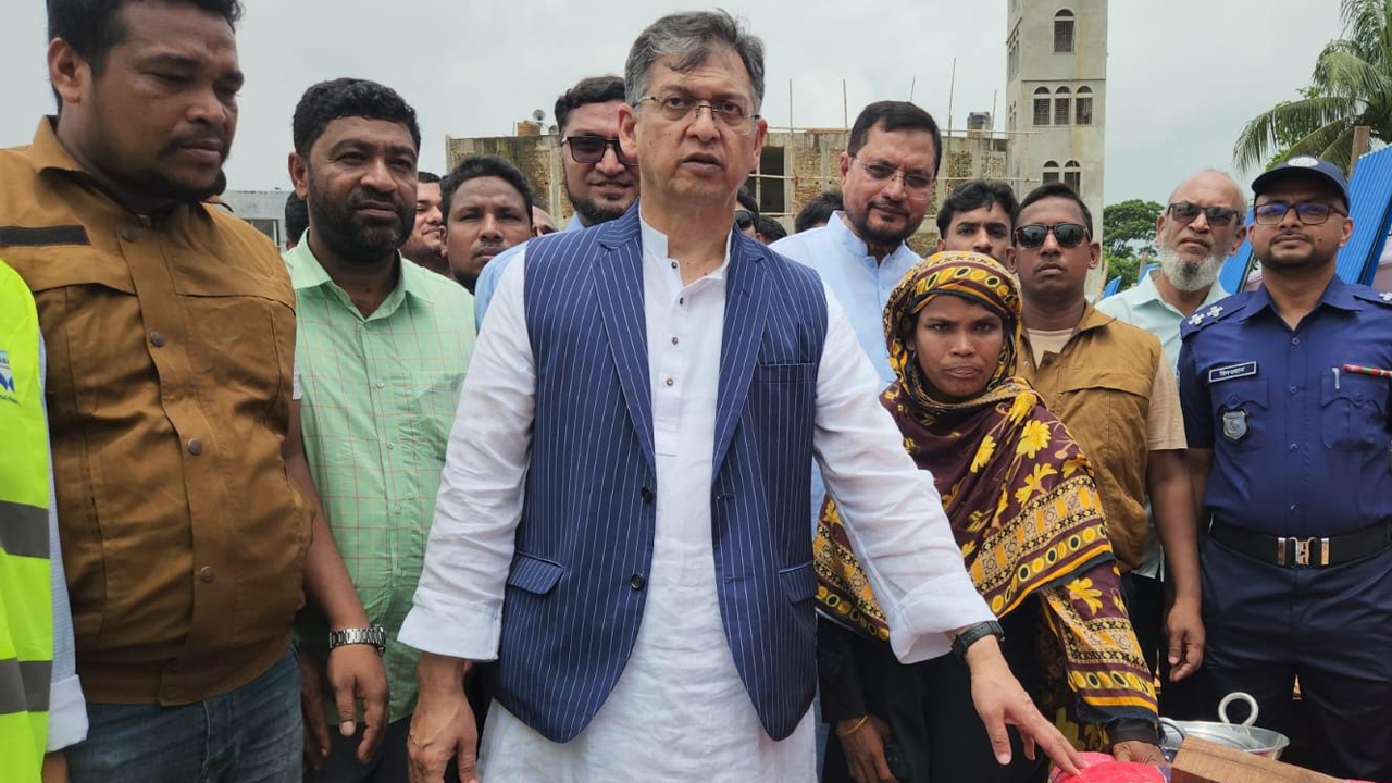 বন্যা মোকাবিলায় টেকসই বেড়িবাঁধ নির্মাণ করবে সরকার: স্বরাষ্ট্রমন্ত্রী