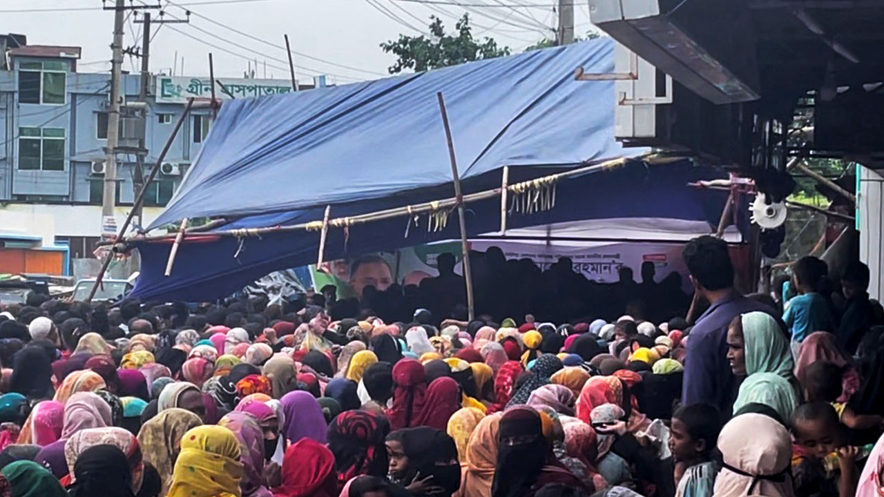 ত্রাণ বিতরণের মঞ্চ ভেঙে পড়ে গেলেন অর্থমন্ত্রী