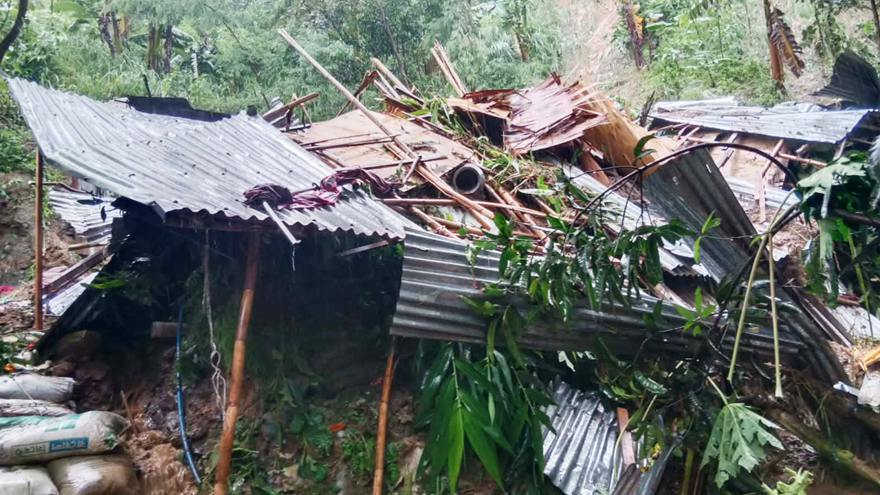 জঙ্গল সলিমপুরে পাহাড়ধসে শিশুর মৃত্যু, মা আহত