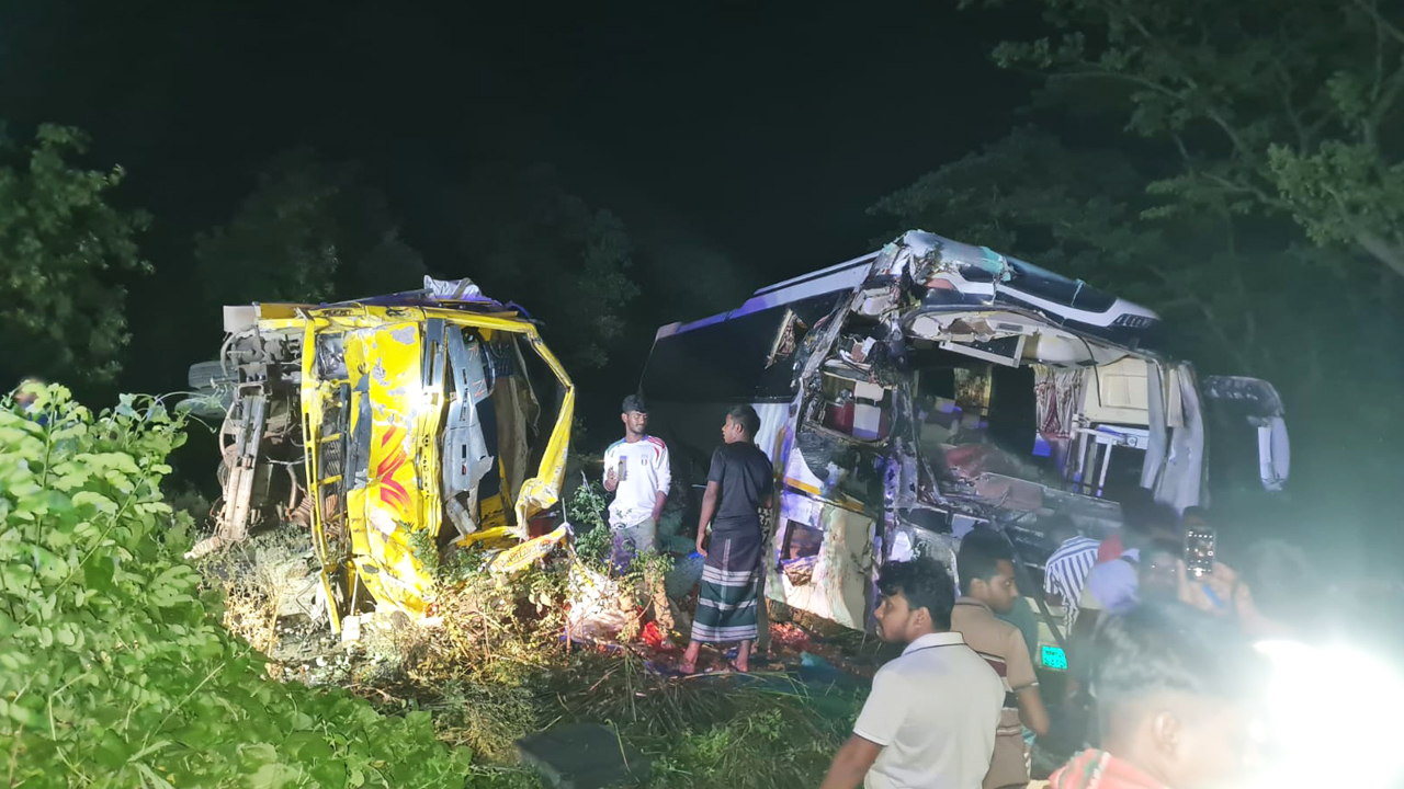 রুশ নাগরিকদের বহনকারী বাসের সঙ্গে ট্রাকের সংঘর্ষে একজন নিহত, আহত ১২