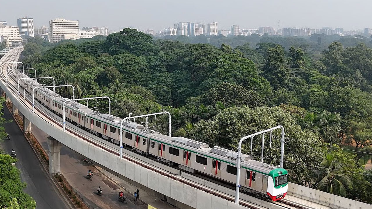 মেট্রোরেলের বৈদ্যুতিক লাইনে গ্যাস বেলুন, সাময়িক বন্ধের পর চালু 