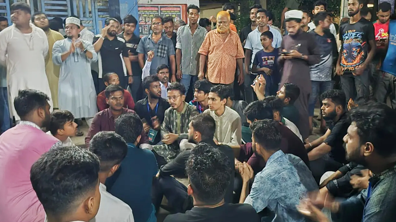 সমাবেশে ককটেল বিস্ফোরণ, থানার সামনে অবস্থান এনসিপি নেতাকর্মীদের