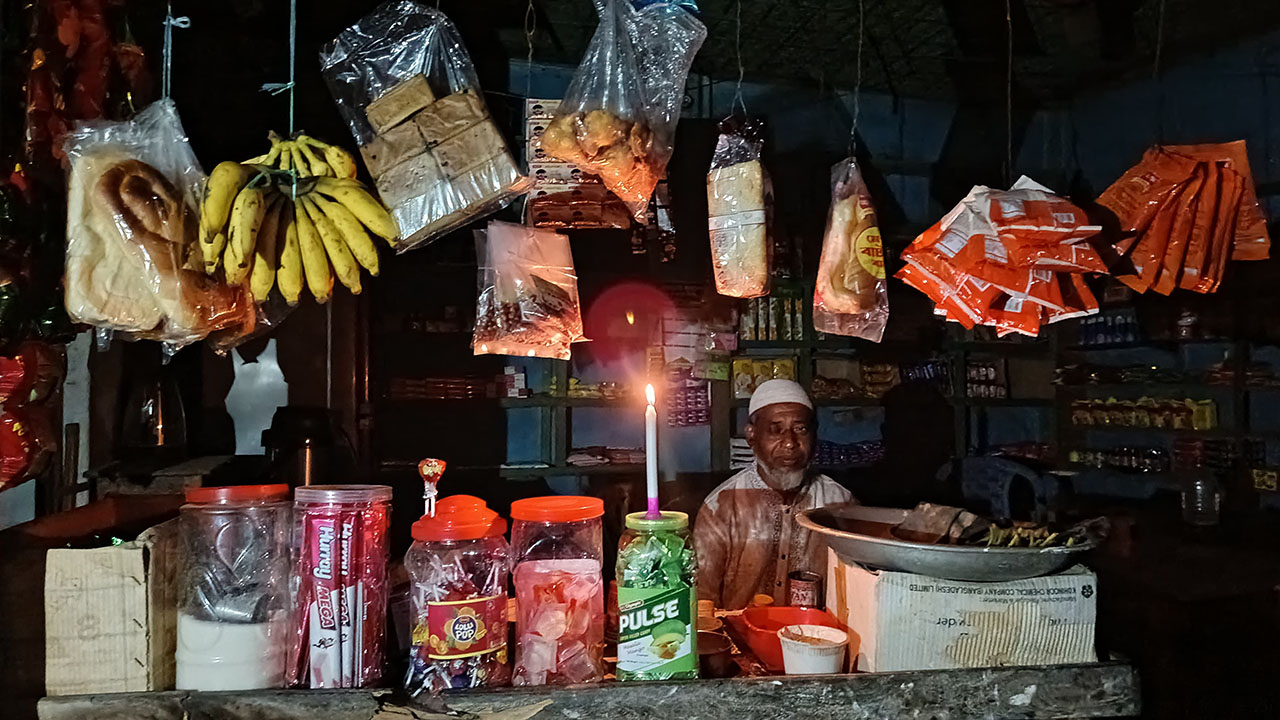 বিদ্যুৎ না থাকায় মোমবাতির আলো এখন একমাত্র ভরসা। ছবি : এশিয়া পোস্ট