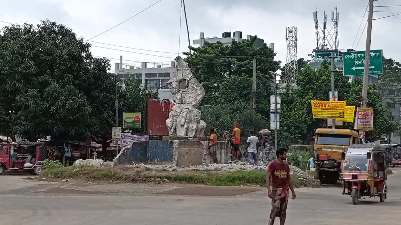 চত্বরটি সরিয়ে নেওয়ার কাজ শুরু করেছে ঝিনাইদহ পৌরসভা। ছবি : এশিয়া পোস্ট