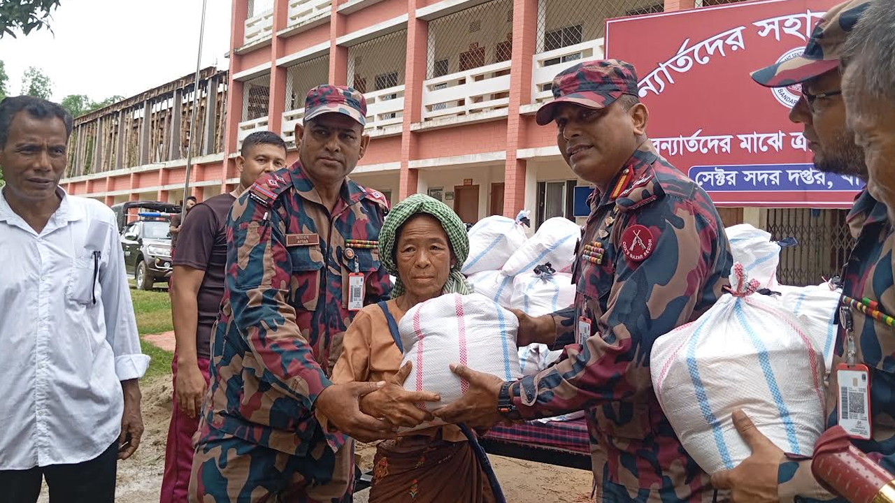 বান্দরবানে বন্যার্তদের পাশে বিজিবি, ৭২ পরিবারকে ত্রাণ বিতরণ