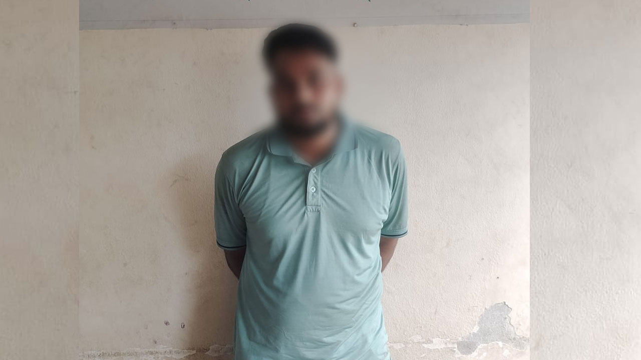 পুলিশ পরিচয়ে প্রতারণা, যাত্রাবাড়ীতে গ্রেপ্তার ১