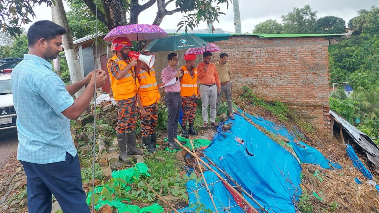 রাঙামাটিতে ঝুঁকিপূর্ণ এলাকা থেকে সরে যেতে প্রশাসনের মাইকিং