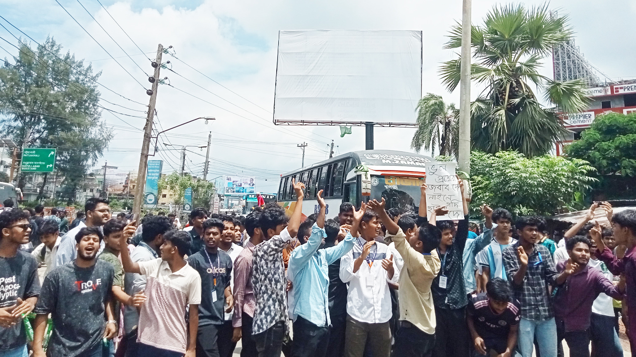 শিক্ষামন্ত্রীর পদত্যাগ দাবিতে বরিশালে সড়ক অবরোধ, বাস চলাচল বন্ধ