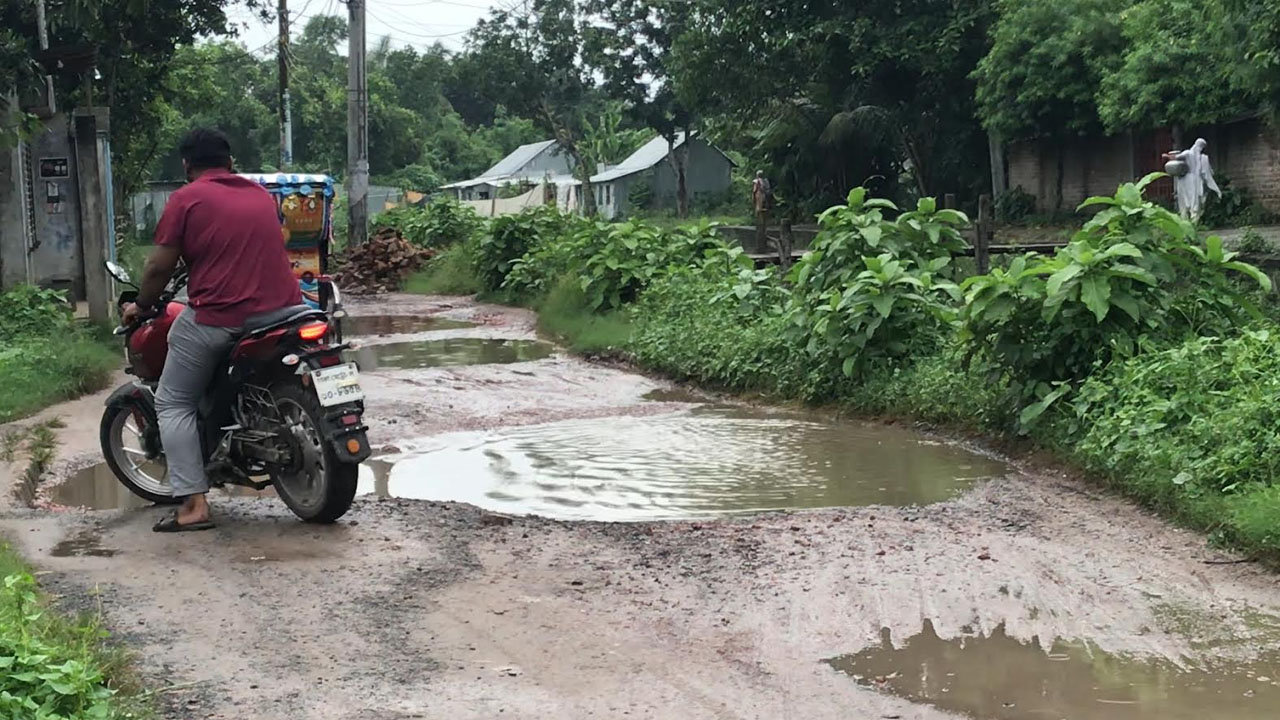 বেহাল অবস্থা গোপালগঞ্জ পৌর এলাকার রাস্তাঘাটের