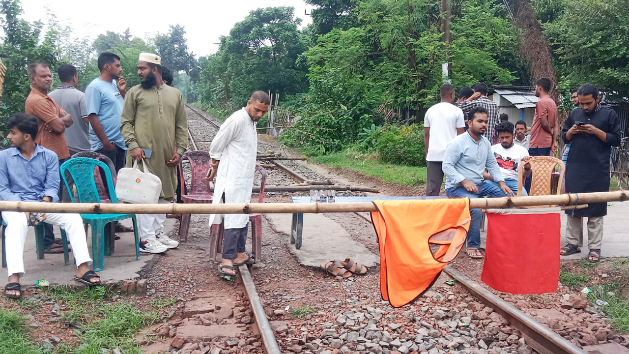 রসিদ ছাড়া ভাড়া আদায়ের প্রতিবাদে রাবি শিক্ষার্থীকে মারধর, প্রতিবাদে রেললাইন অবরোধ
