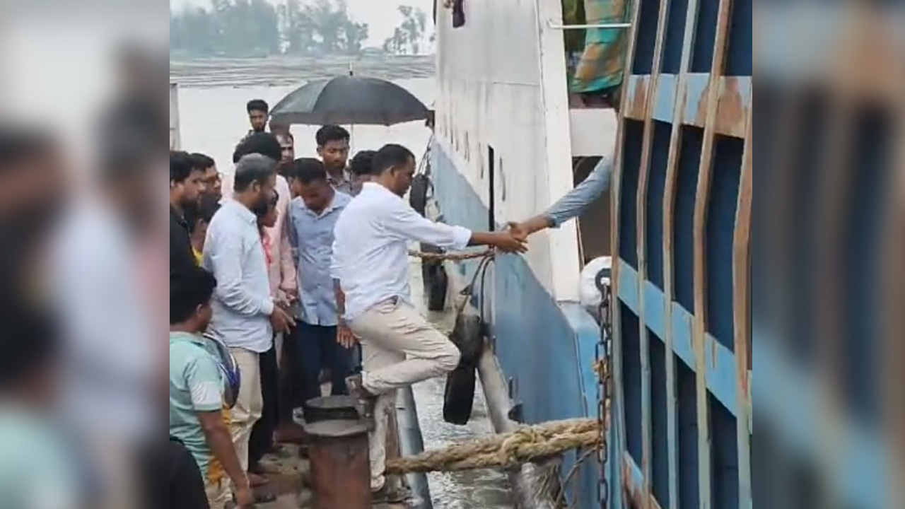 মাঝ নদী থেকে ফেরি ফিরিয়ে আনলেন হান্নান মাসউদ