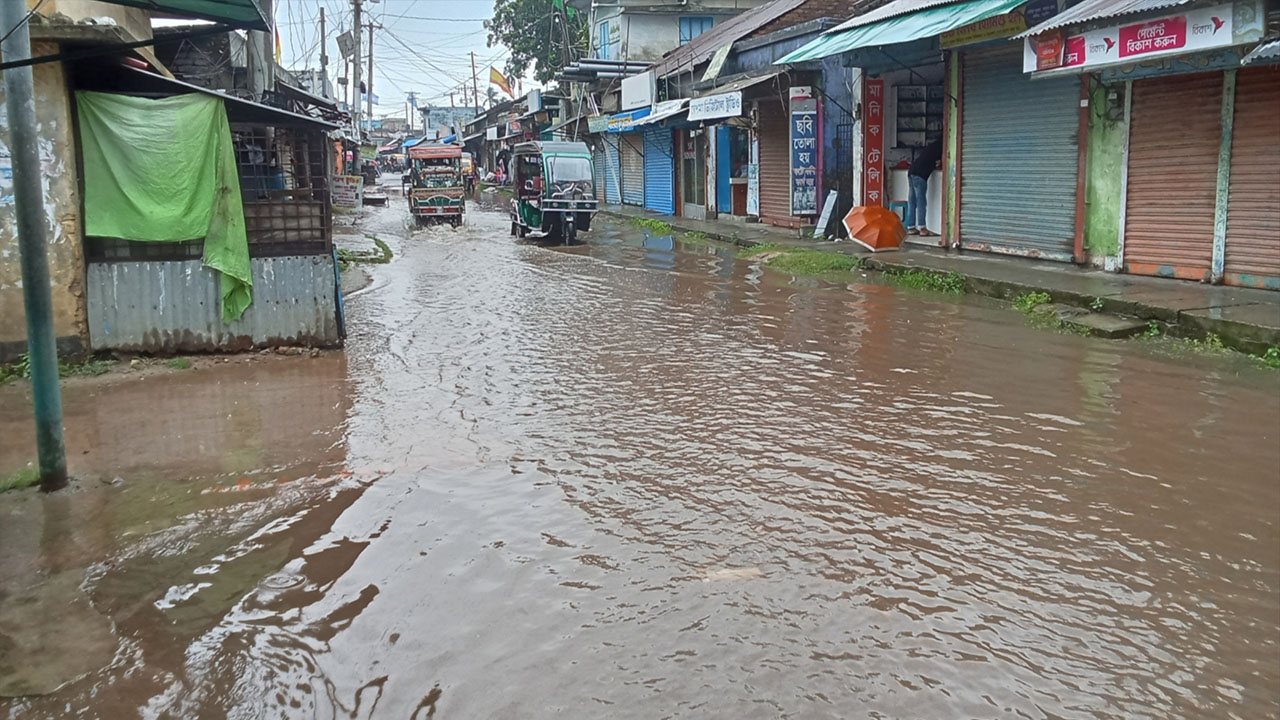 টানা বৃষ্টিতে নড়াইলের ৩ পৌর শহর জলাবদ্ধ, চরম দুর্ভোগে বাসিন্দারা
