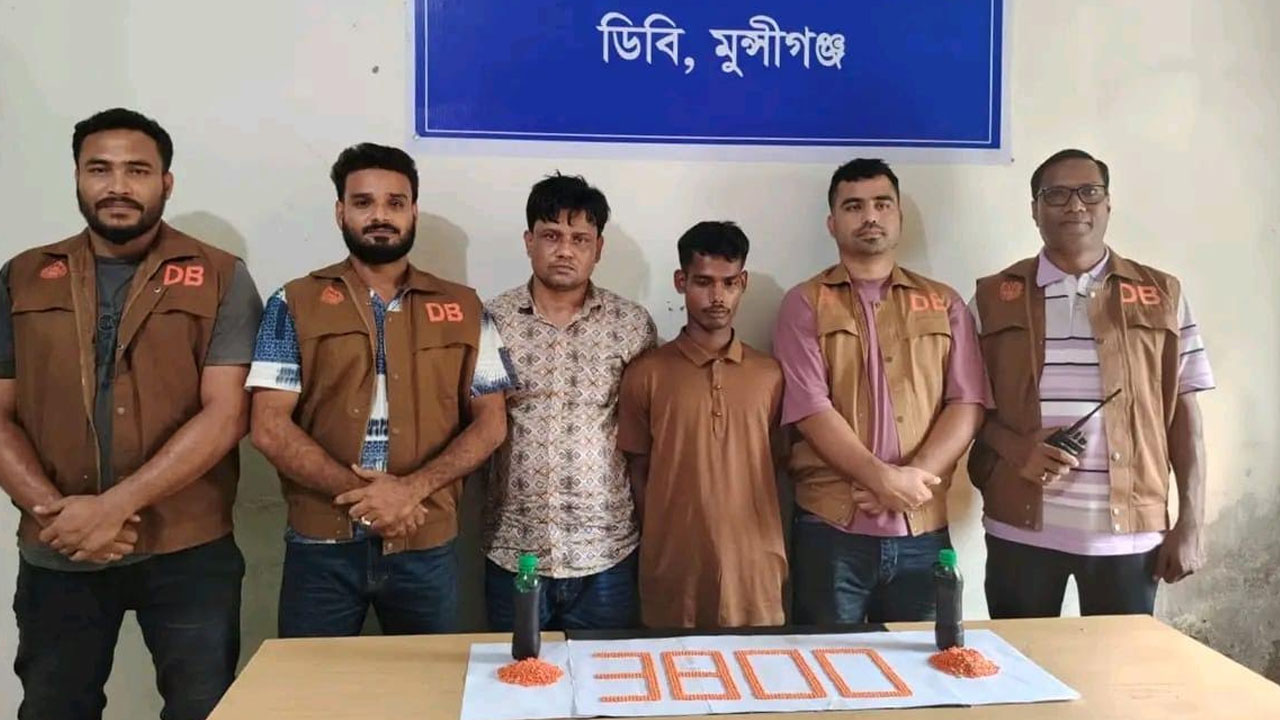 সেভেন আপের বোতলে ইয়াবা পাচারের সময় গ্রেপ্তার ২