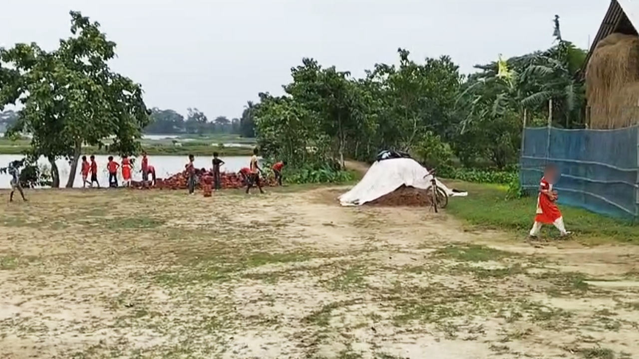 পাঠদান বন্ধ রেখে শিক্ষার্থীদের দিয়ে বাড়ির ইট টানালেন শিক্ষক