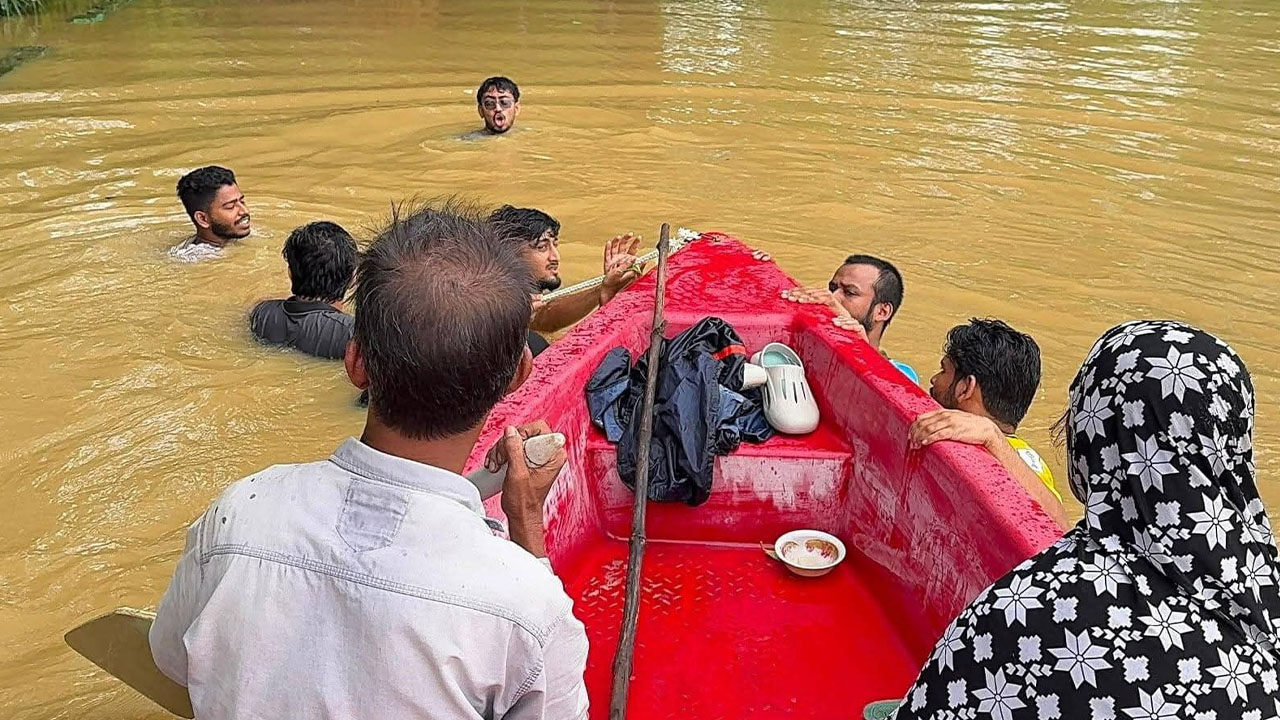 পানিবন্দিদের বোটে পারাপার। শুক্রবার চট্টগ্রামের সাতকানিয়া উপজেলা থেকে তোলা। ছবি: এশিয়া পোস্ট