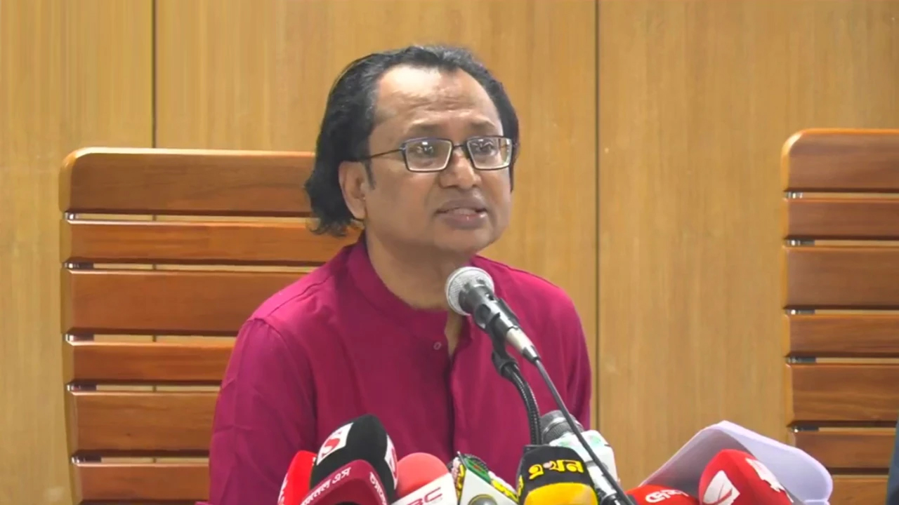 ডিসি সারওয়ারের বদলির সঙ্গে মাজারের কোনো সম্পর্ক নেই: প্রধানমন্ত্রীর তথ্য উপদেষ্টা