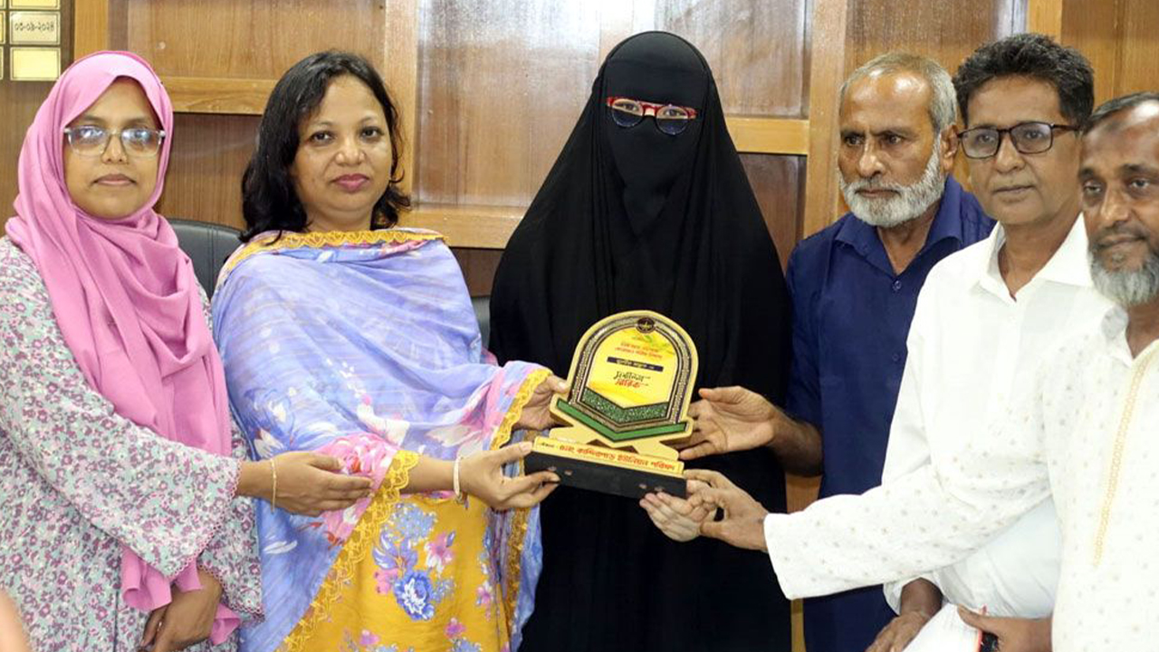 সুরাইয়াকে ক্রেস্ট প্রদান অনুষ্ঠান। লাকসাম উপজেলা নির্বাহী কর্মকর্তার কার্যালয়ে। ছবি: এশিয়া পোস্ট