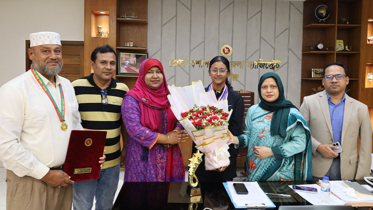 মাইশাকে ফুল দিয়ে শুভেচ্ছা জানানো হয়। সোমবার মুন্সীগঞ্জ জেলা প্রশাসকের কার্যালয়ে। ছবি: এশিয়া পোস্ট