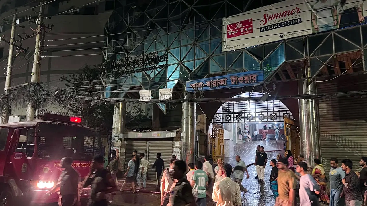 কাঁটাবনে আবাসিক ভবনের আগুন নিয়ন্ত্রণে, শ্বাসরোধে দুজনের মৃত্যু