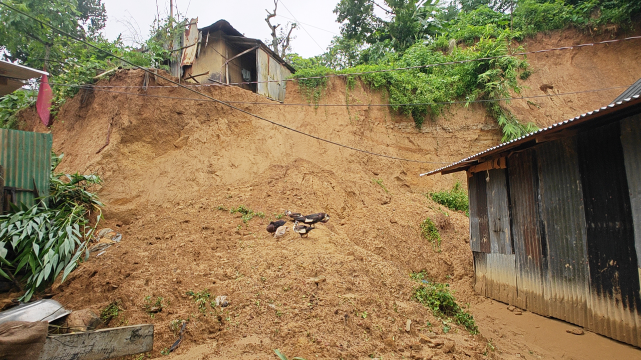 ‘আশ্রয়কেন্দ্রে গিয়ে কী খামু, বাচ্চা নিয়ে থাকার পরিবেশ নেই’