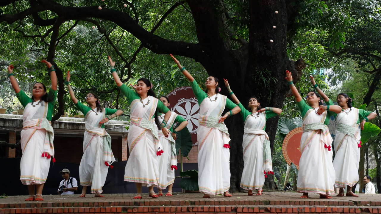বর্ষা উদযাপন ও বন্যার্তদের সহায়তায় চারুকলায় ‘ঘনঘটা ২’