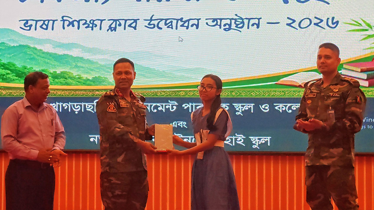 নতুন কুঁড়ি ক্যান্টনমেন্ট হাইস্কুলের শিক্ষার্থীর হাতে তুলে দেওয়া হয় সম্মাননা স্বারক। ছবি: এশিয়া পোস্ট