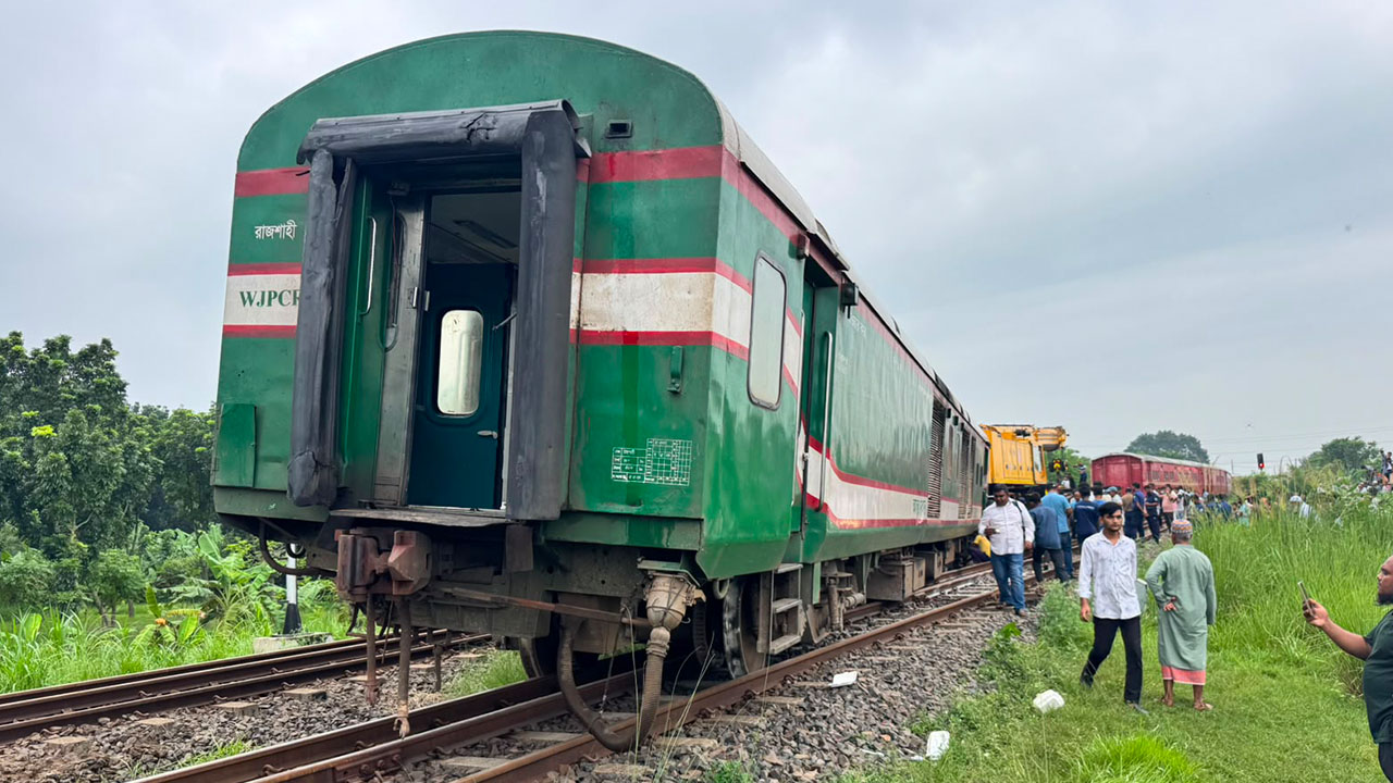 তিন ঘণ্টা পর উত্তরাঞ্চলের সঙ্গে ট্রেন চলাচল স্বাভাবিক