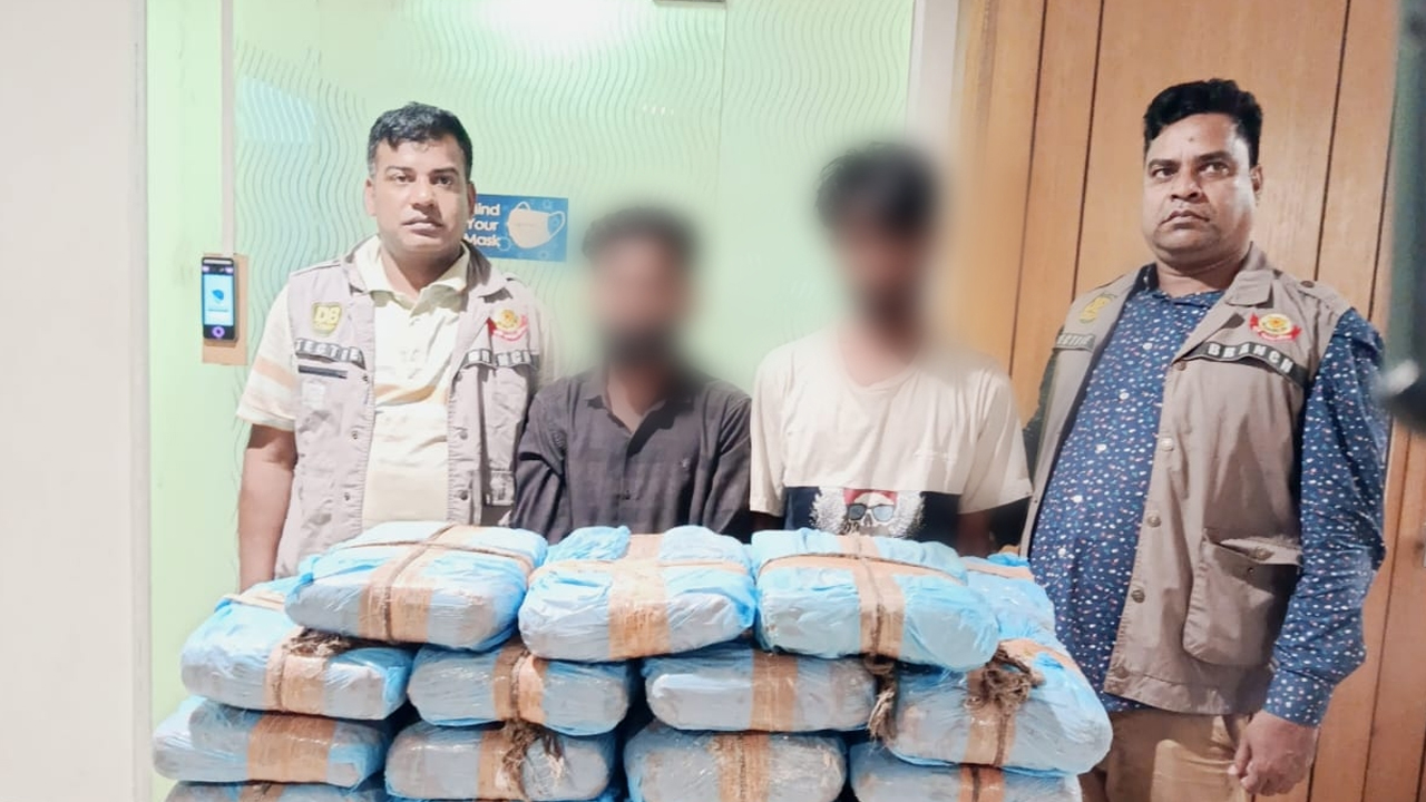 শাহবাগে পিকআপ থেকে ৭০ কেজি গাঁজা উদ্ধার, গ্রেপ্তার ২