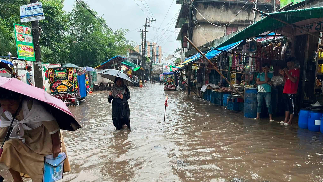 কক্সবাজারে বৃষ্টিতে প্লাবিত ৫০ গ্রাম, পাহাড়ধসের ঝুঁকিতে লাখো রোহিঙ্গা