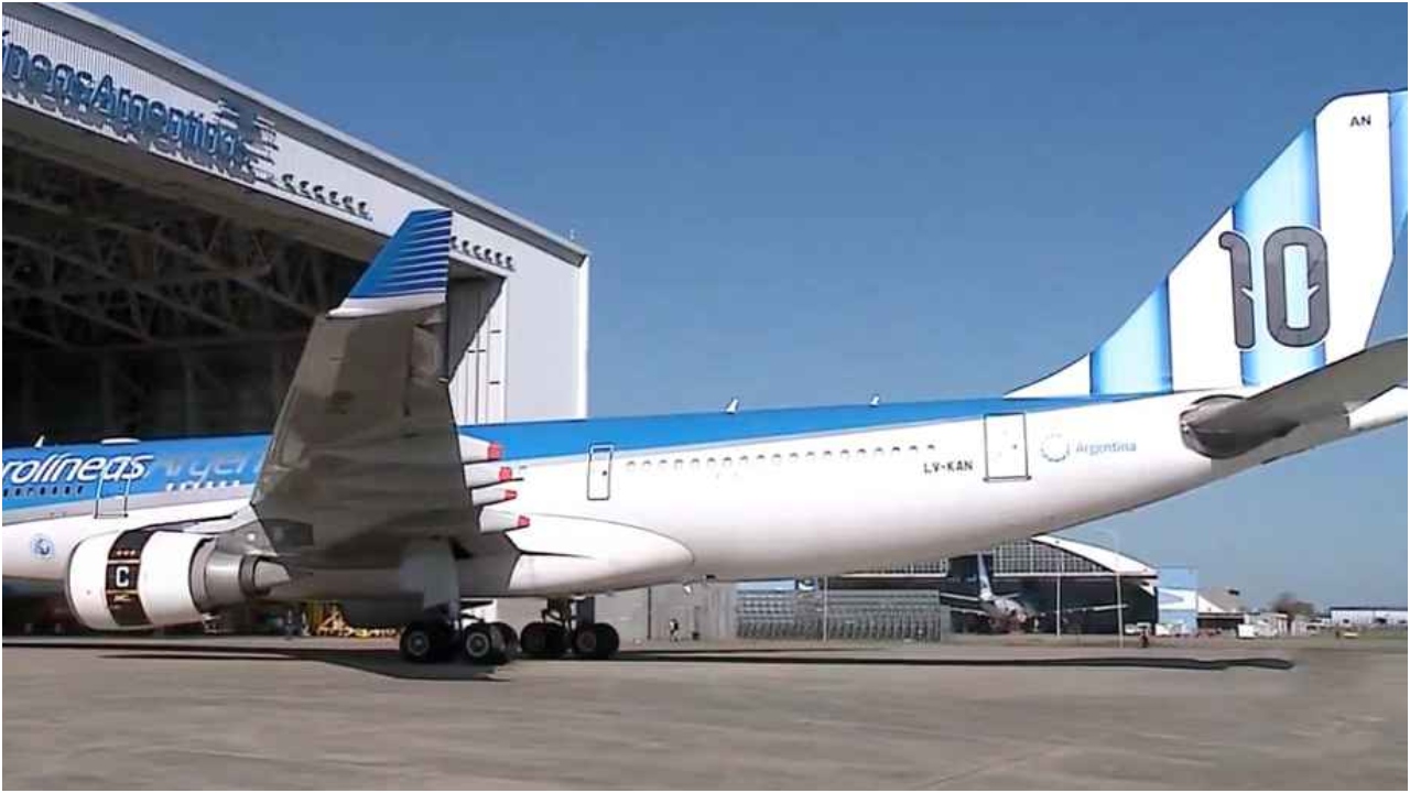 argentina world cup plane.jpg