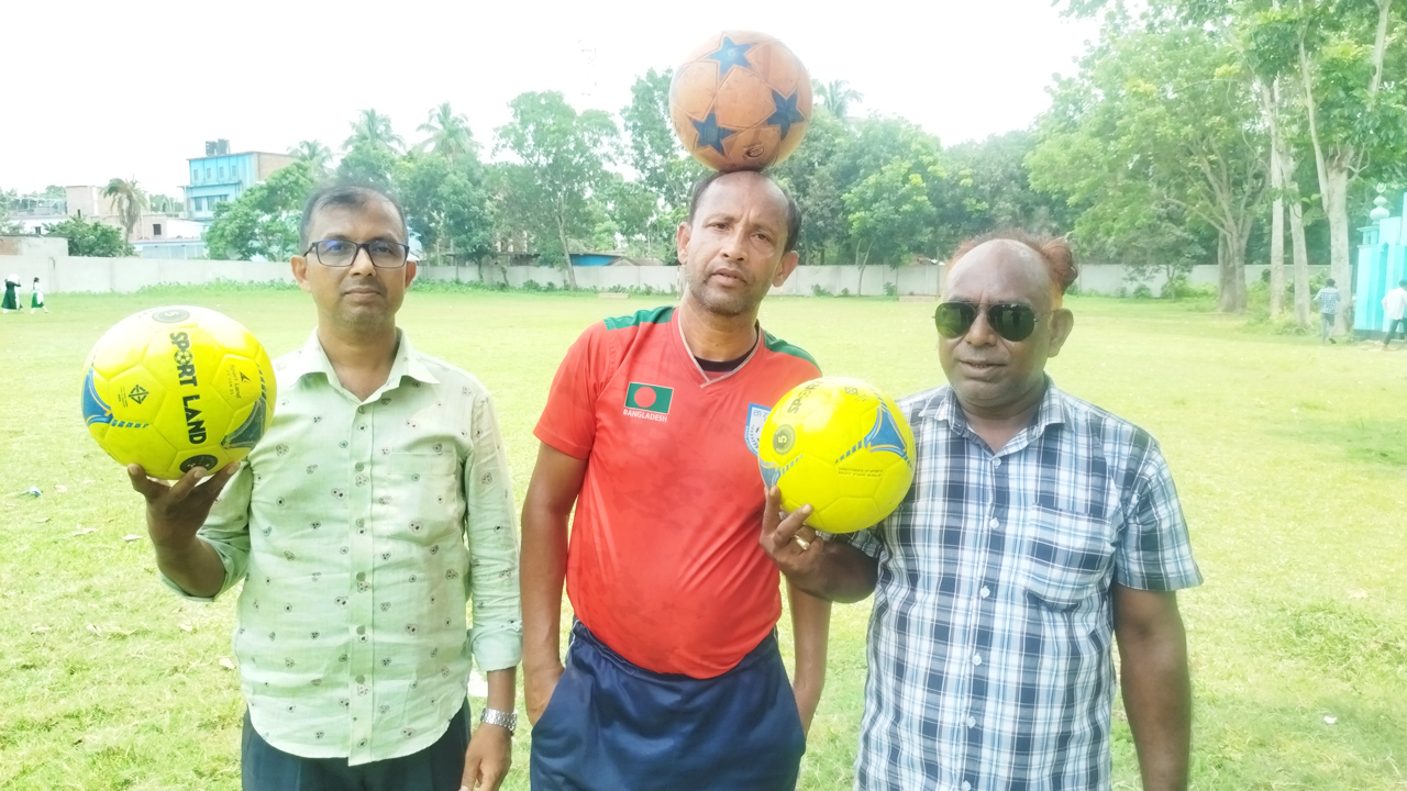 কালীগঞ্জের কোলা বাজার ইউনাইটেড হাইস্কুল মাঠে আব্দুল হালিম। ছবি: এশিয়া পোস্ট